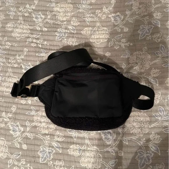 lululemon athletica Textured Black Crossbody Bag - Picture 2 of 2